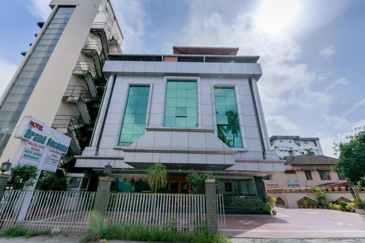 Capital O 15854 Grand Seasons Hotel Kochi Exterior foto